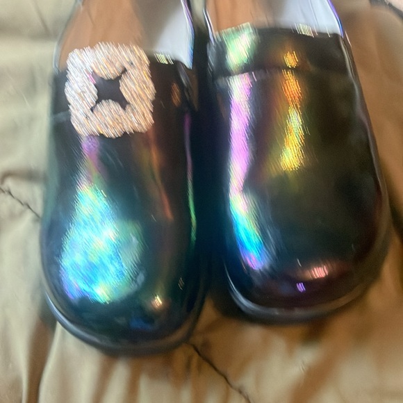 Bling cubic zirconia Shoe clips to dress up all of your favorite shoes. - Picture 3 of 8